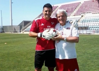  将球夹在两人之间 